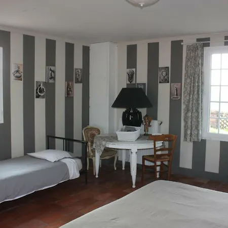 Presbytere De Jonquiere 3*