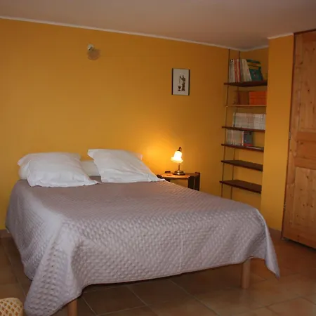 Presbytere De Jonquiere Bed & Breakfast
